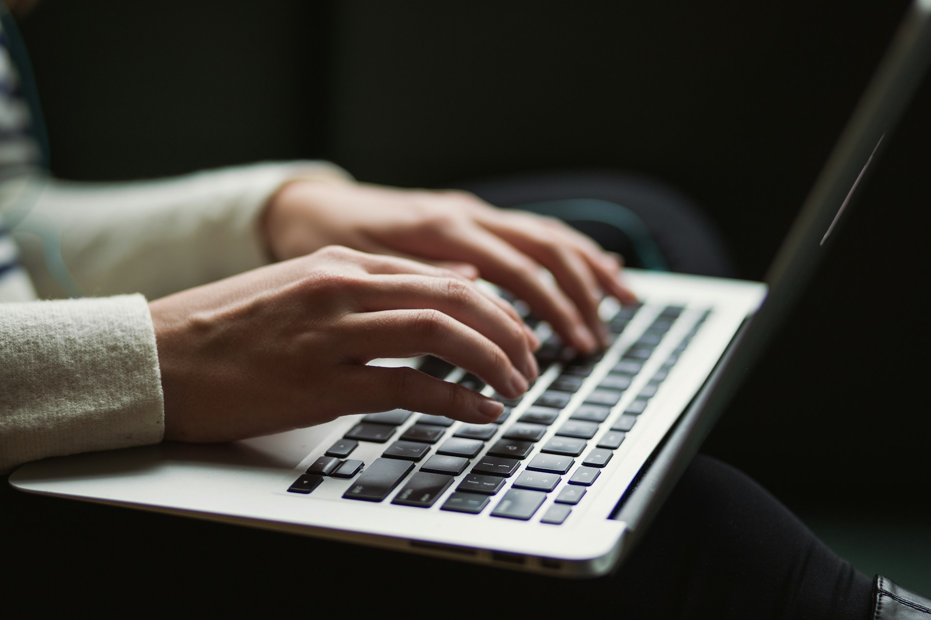 upskilling, reskilling, compétences futures, digital skills, reconversion professionnelle, IA générative, data literacy, data analytics, no-code, low-code, automatisation, Python débutant, Excel avancé, Power BI, cloud basics, cybersécurité, soft skills managers, communication assertive, gestion de projet agile, Scrum, product management, design thinking, UX UI, microlearning, adaptive learning, learning path, LXP, LMS, évaluation des compétences, quiz interactifs, certification métiers, employabilité, mobilité interne, GPEC, CPF, Qualiopi, RNCP, e-learning, bootcamp, blended learning, webinar, présentiel, à distance, Paris, Lyon, Marseille, Toulouse, Lille, Nantes, Strasbourg, Bordeaux, Montpellier, Rennes, ORSYS, Cegos, CNAM